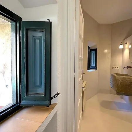Holiday home Stay In A 14Th-Century House With Pool In Tossa *